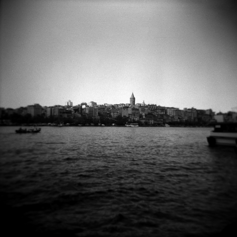 Istanbul, Istanbul non porta la tristezza come "una malattia temporanea", oppure "un dolore di cui liberarsi", ma come una scelta. http://it.wikipedia.org/wiki/Orhan_Pamuk istanbul 2009